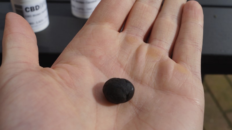 CBD Hash Afghan in meiner Hand