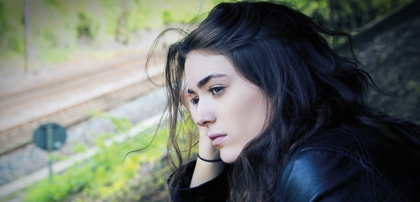 CBD bei Schizophrenie: Nachdenkeliche Frau fotografiert.