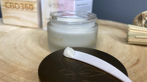 Nordic Cosmetic CBd Day Creme Happy Farbe